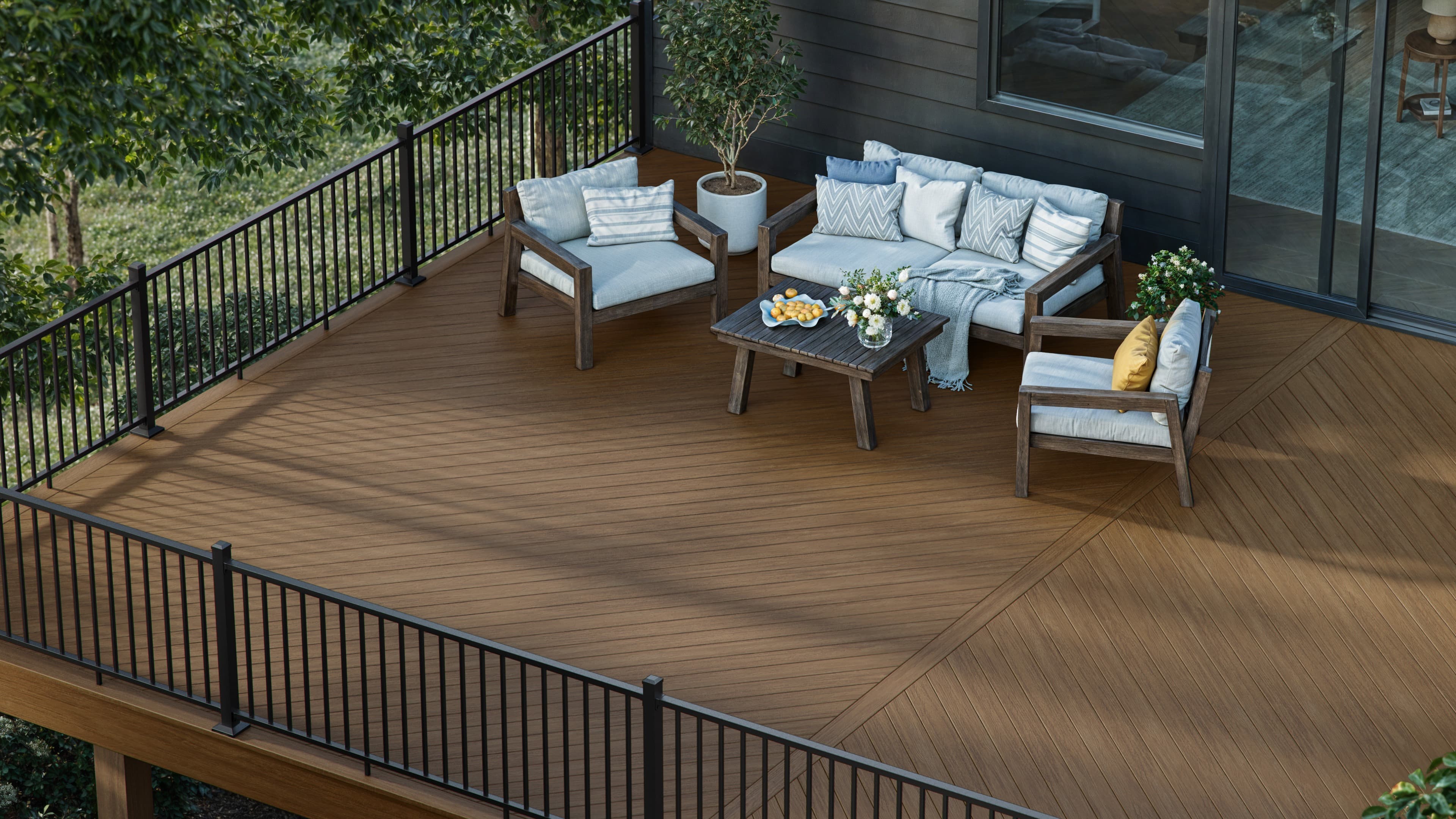 Deckorators Summit Boulder backyard deck with textured black aluminum railing